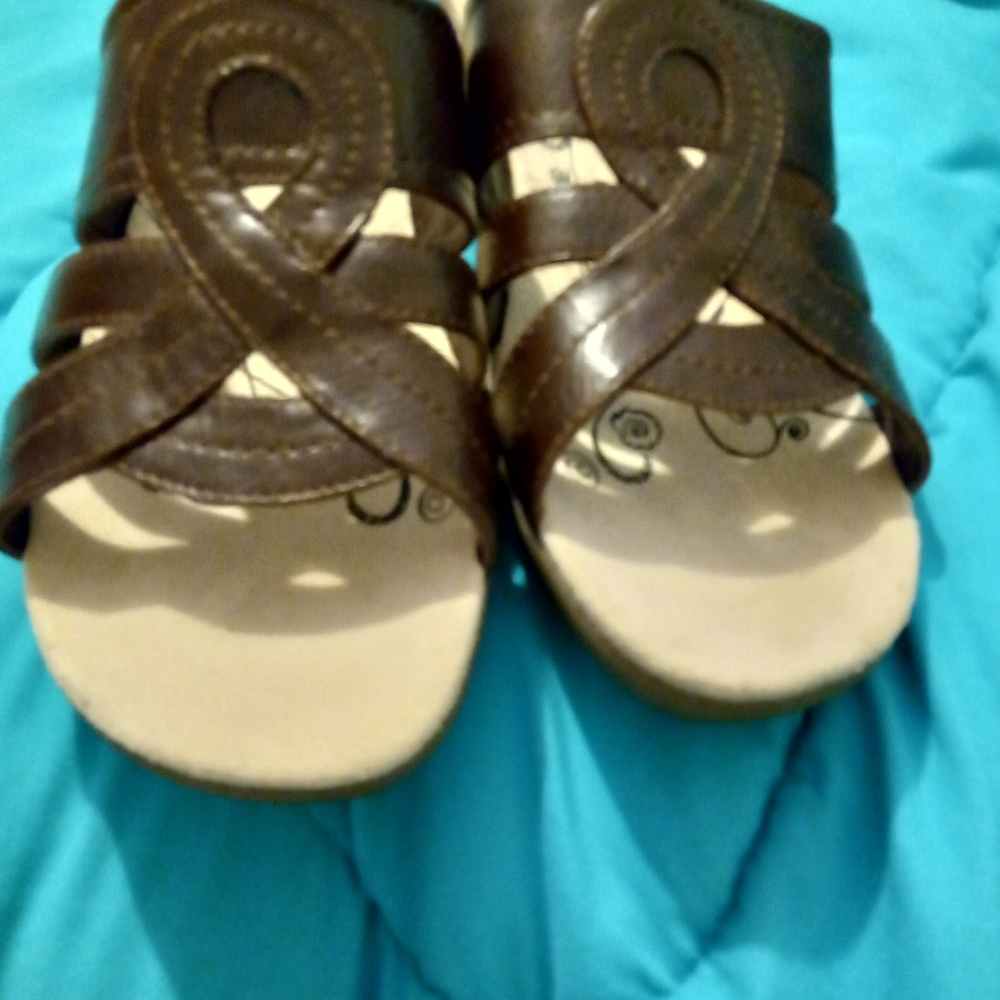 NWOB! LADIES BARETRAPS SANDALS